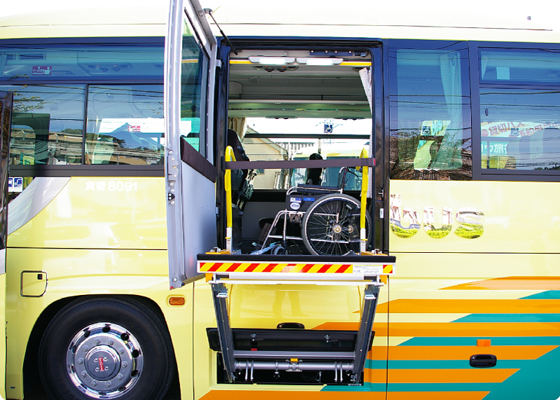 大型バス(定員55名/補助席6席・車椅子6席可)　リフト写真2