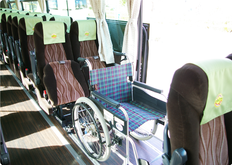 大型バス(定員55名/補助席6席・車椅子6席可)　リフト写真1